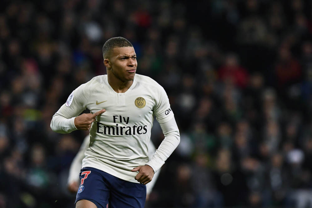 体坛周报: 在可见未来 李凯尔依然会是中国男篮阵中唯一归化球员